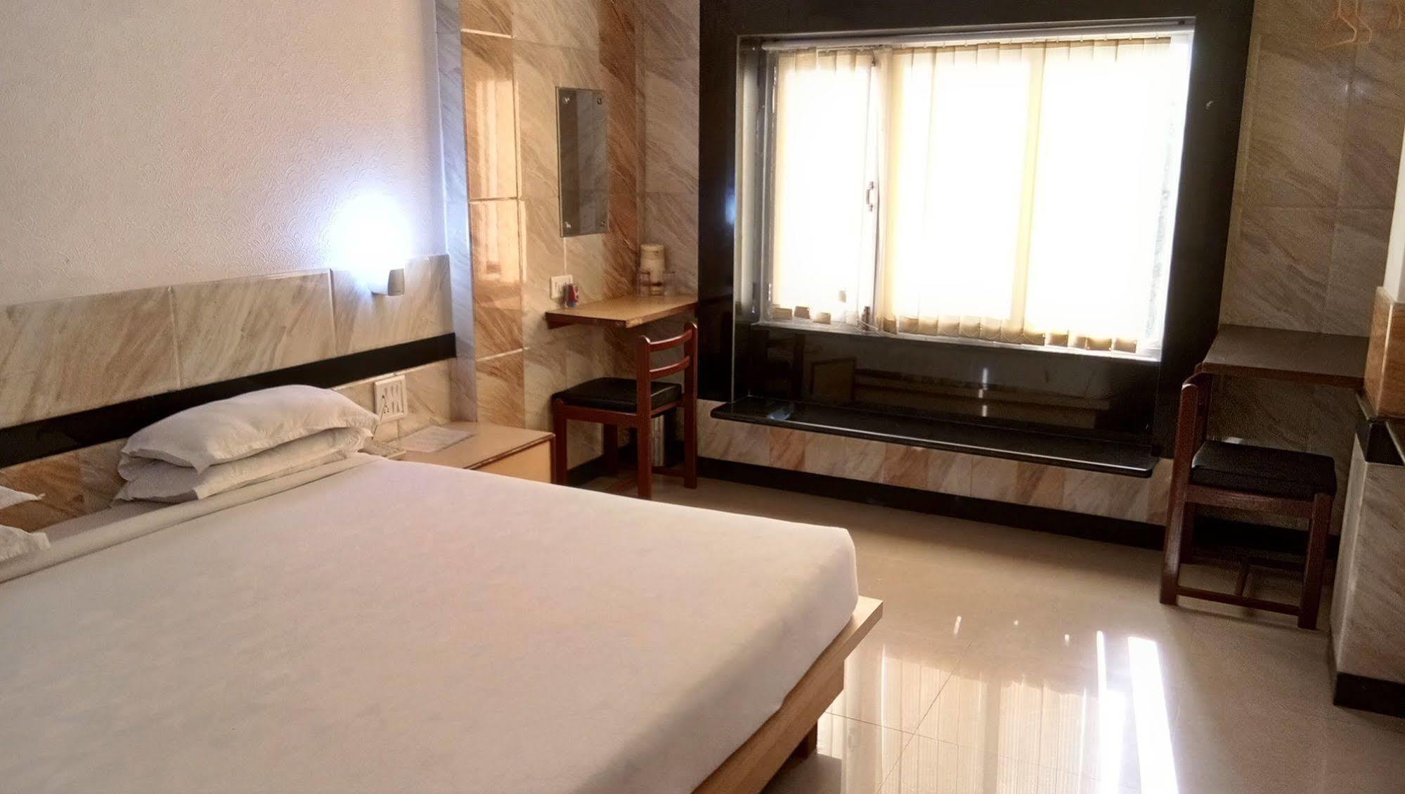 Hotel Arch Manor Deluxe Bhopal Exterior photo